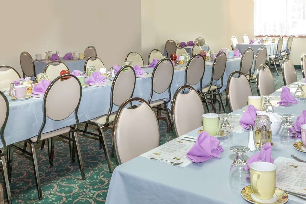 Howard Johnson By Wyndham Hotel Tillsonburg